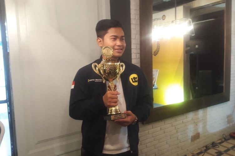 Novendra Priasmoro, peraih gelar Grandmaster berfoto bersama trofi Liberec Open saat jumpa pers di Restoran Ninety Nine, Kuningan, Jakarta, Kamis (5/3/2020).