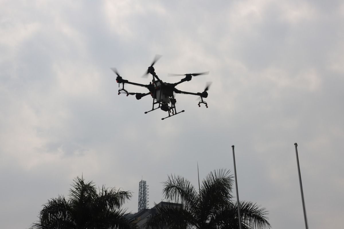 penyemprotan desinfektan dengan drone di kawasan SCBD, Jakarta Selatan, Jumat (27/3/2020)