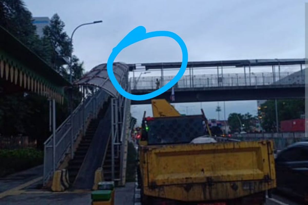 Hujan Angin, Atap JPO Yos Sudarso, Tanjung Priok Terlepas