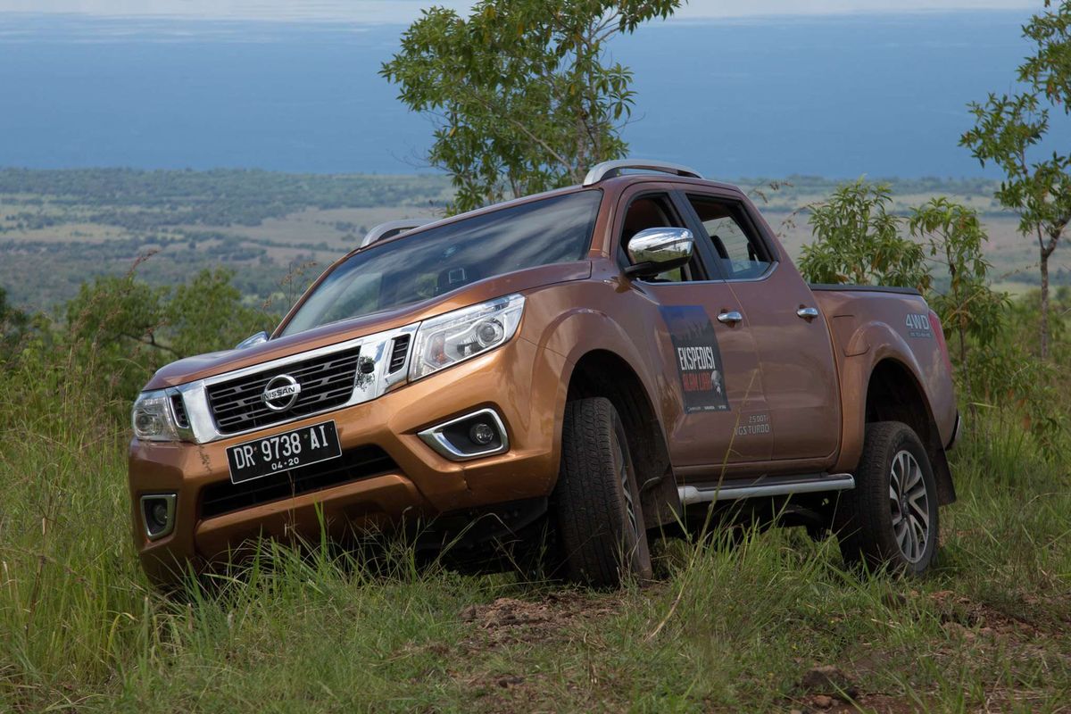 Mobil Nissan All-New NP300 Navara melewati medan off road di Gunung Tambora, Dompu, Nusa Tenggara Barat, Sabtu (21/3/2015). Nissan All-New Navara punya spesifikasi standar, mesin diesel YD25DDTi berkapasitas 2.488 cc. KOMPAS IMAGES/KRISTIANTO PURNOMO