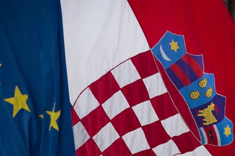 Bendera Kroasia (kanan) dan bendera Uni Eropa berkibar di pusat kota di Zagreb, Kroasia, Minggu, 30 Juni 2013. 
