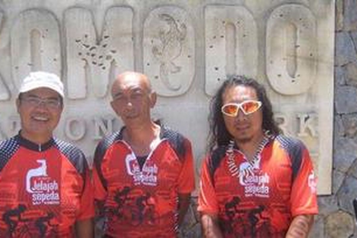 Peserta Kompas Jelajah Sepeda Bali-Komodo, Purnama Sidi (kiri), Joko Edi (tengah), dan Agus Salim, berikrar berhenti merokok setelah sampai di Pulau Komodo.