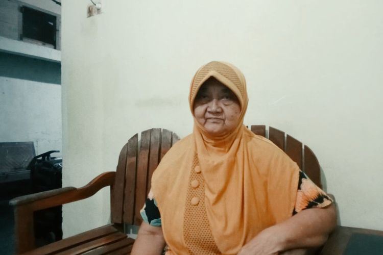 Poniyah (69) warga Kelurahan Kebumen, Kabupaten Kebumen, Jawa Tengah penderita tumor Ganas saat ditemui dirumahnya pada Senin (15/1/2024).