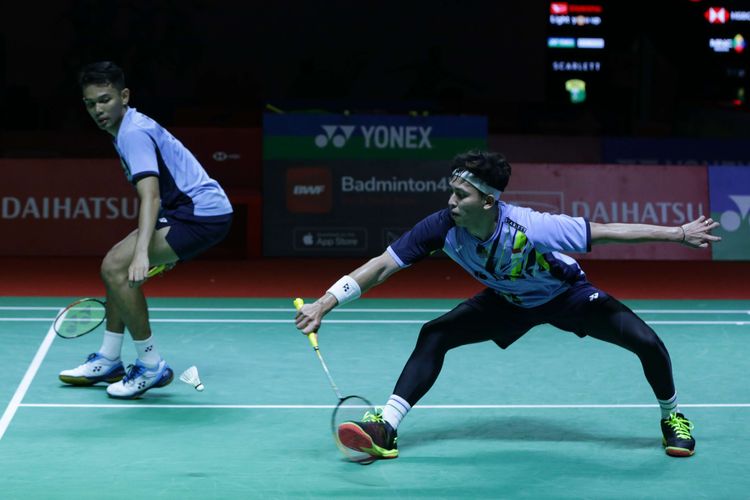 Ganda putra Indonesia, Fajar Alfian/Muhammad Rian Ardianto bertanding melawan ganda putra China, Liu Yu Chen/Ou Xuan Yi pada pertandingan perempat final Indonesia Masters 2023 di Istora Senayan, Jakarta, Jumat (27/1/2023). Fajar/Rian gagal melaju ke semifinal Indonesia Masters 2023 setelah kalah dengan skor 21-11, 13-21, dan 23-25.