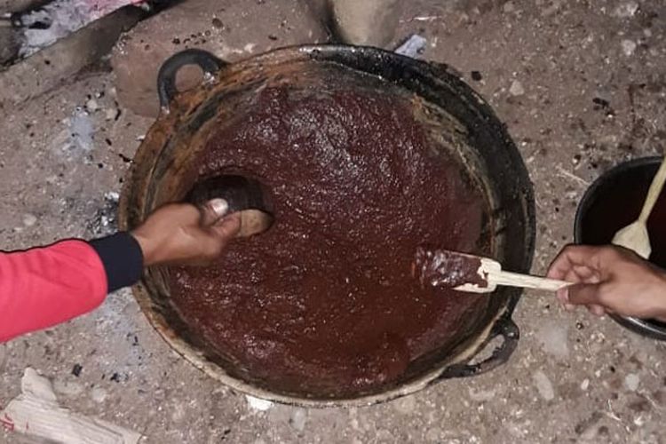 Kokor Gola merupakan tradisi orang Kolang mengolah air enau menjadi gula merah. Ini merupakan salah satu ikon pariwisata di Kecamatan Kuwus, Kuwus Barat, Pacar dan Macang Pacar, Ndoso, Kabupaten Manggarai Barat, Nusa Tenggara Timur.