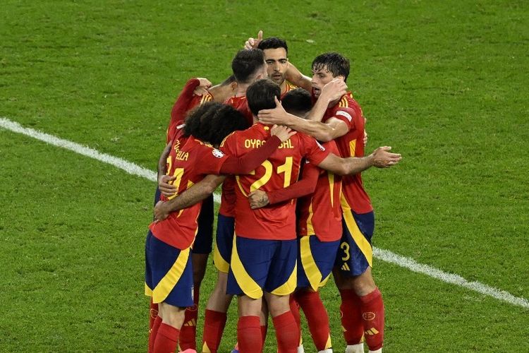 Para pemain Spanyol merayakan kemenangan usai melawan Italia pada fase Grup B Euro 2024 di Arena AufSchalke, Gelsenkirchen, Jerman, Jumat (21/6/2024) dini hari WIB. Laga Spanyol vs Italia tuntas 1-0. (Photo by INA FASSBENDER / AFP)