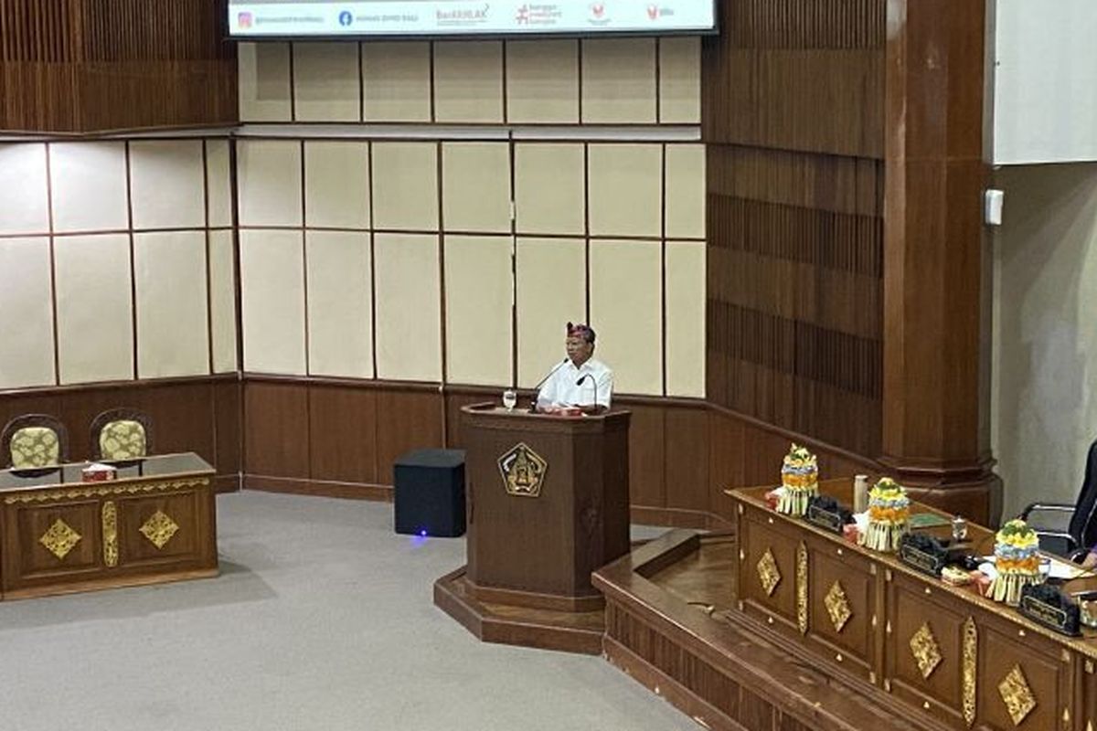 Gubernur Bali Wayan Koster sampaikan rencana pembangunan PLTG untuk Bali mandiri energi di Denpasar, Senin 30/6/2025. (ANTARA/Ni Putu Putri Muliantari).