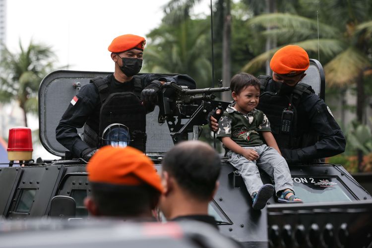 Warga antusias berfoto di atas kendaraan tempur yang terparkir di Bundaran Hotel Indonesia, Jakarta sebagai rangkaian parade perayaan HUT ke-77 TNI, Rabu (5/10/2022).