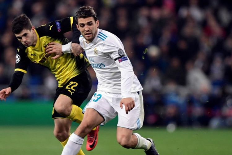 Gelandang Real Madrid, Mateo Kovacic (kanan), berduel dengan pemain Borussia Dortmund, Christian Pulisic, dalam laga Grup H Liga Champions di Stadion Santiago Bernabeu, Madrid, pada 6 Desember 2017.
