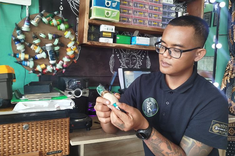 Fiki Susanto Seniman tato Banyuwangi menunjukkan alat tato di studionya, Minggu (9/2/2025). 