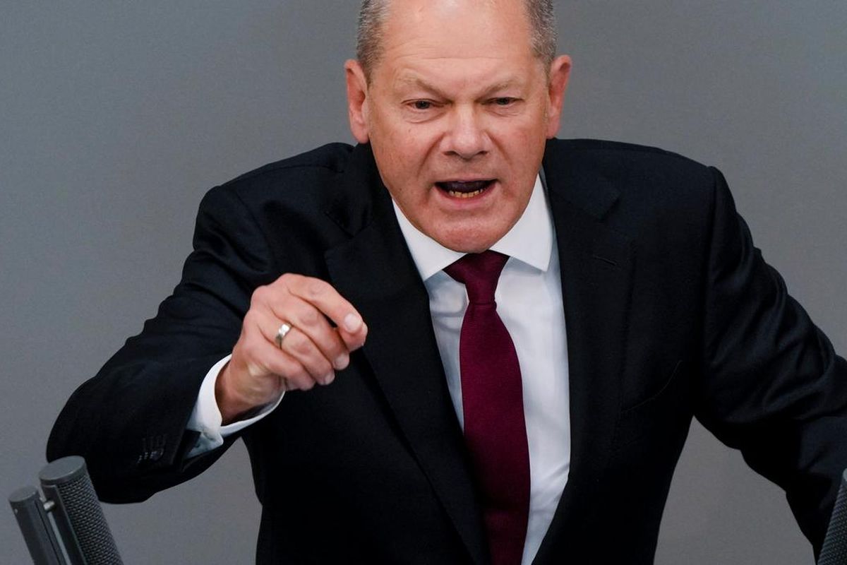 Kanselir Jerman Olaf Scholz dalam debat parlemen.  Jerman mulai melarang perjalanan non-esensial ke China pada Sabtu (7/1/2023). Kebijakan itu diambil Jerman karena China sedang berjuang dengan lonjakan kasus Covid setelah melonggarkan pembatasan virus yang ketat.