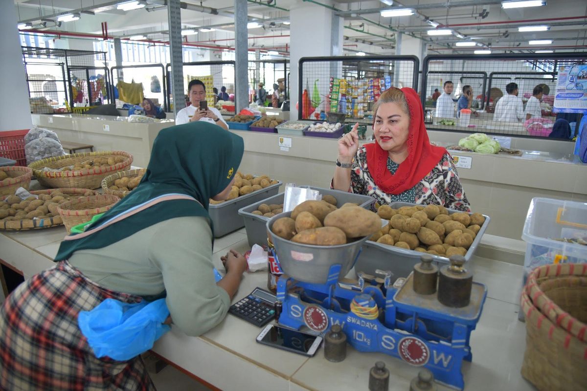 Walkot Semarang Mbak Ita terlihat sedang mengunjungi sebuah pasar tradisional.