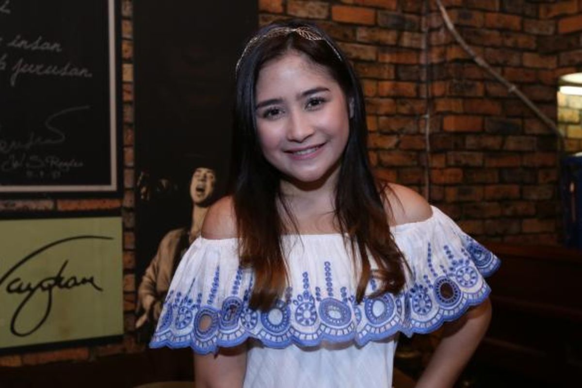 Prilly Latuconsina berpose di Rumah Iponk, Karawaci, Tangerang, Senin (6/2/2017). Prilly akan melakukan rekaman vokal untuk lagunya yang beraliran jazz-classic bersama Ardhito Pramono.