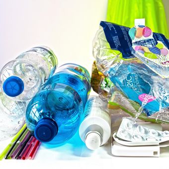 Ilustrasi sampah plastik, pengelolaan limbah. 