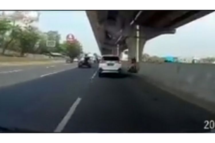 Sepeda motor masuk ke Tol Jakarta Cikampek,  Minggu (30/8/2020).