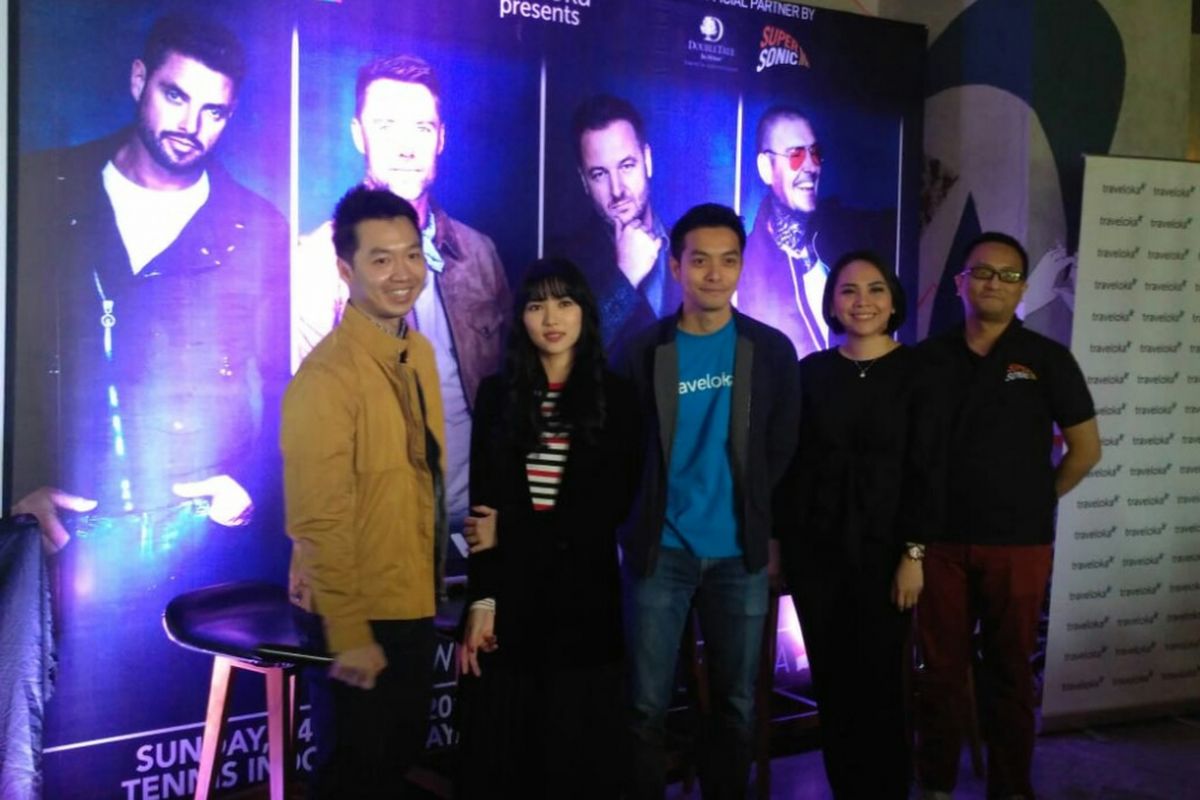 (dari kiri) David Ananda perwakilan Fullcolor Entertainment, Isyana Sarasvati, Christian Suwarna perwakilan pihak Traveloka, Tata perwakilan DoubleTree by Hilton, dan Rendy perwakilan SuperSonic dalam jumpa pers Konser Boyzone di kawasan Cikini, Jakarta Pusat, Rabu (6/3/2019).