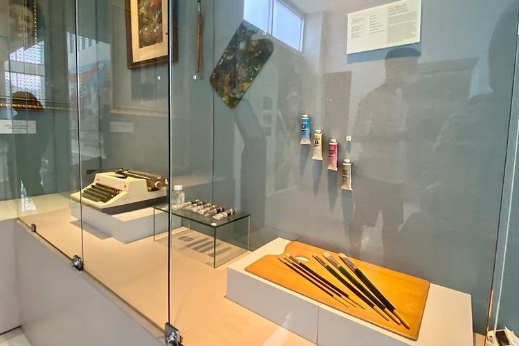 Kuas, cat minyak, palet, dan mesin tik milik Basoeki yang dipajang di Museum Basoeki Abdullah. 