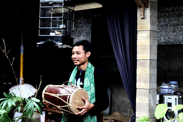 Mantan pemain timnas Indonesia Evan Dimas Darmono yang mendapatkan banyak dalam cara pandang sepak bola dan seni di Sanggar Saraswati Nuswantara yang terletak desa Mojoarum Tulungagung, Jawa Timur, Kamis (19/6/2025) sore.