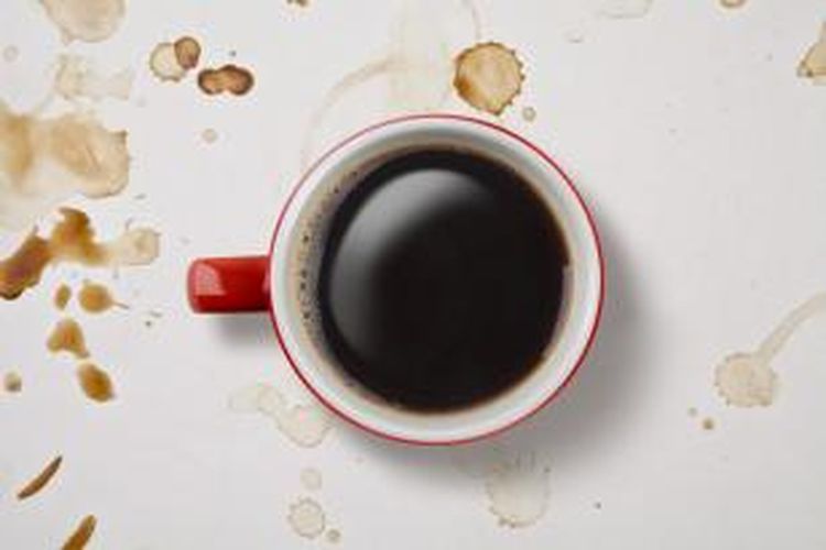 Pertama, bubuk kopi bisa digunakan sebagai penyubur tanaman. Setiap sebulan sekali, tempatkan 3/4 cangkir kopi bubuk di tanah. Seperti dilansir www.huffington Post, asam yang ada dalam kopi dapat menyuburkan tanaman di taman rumah Anda.
