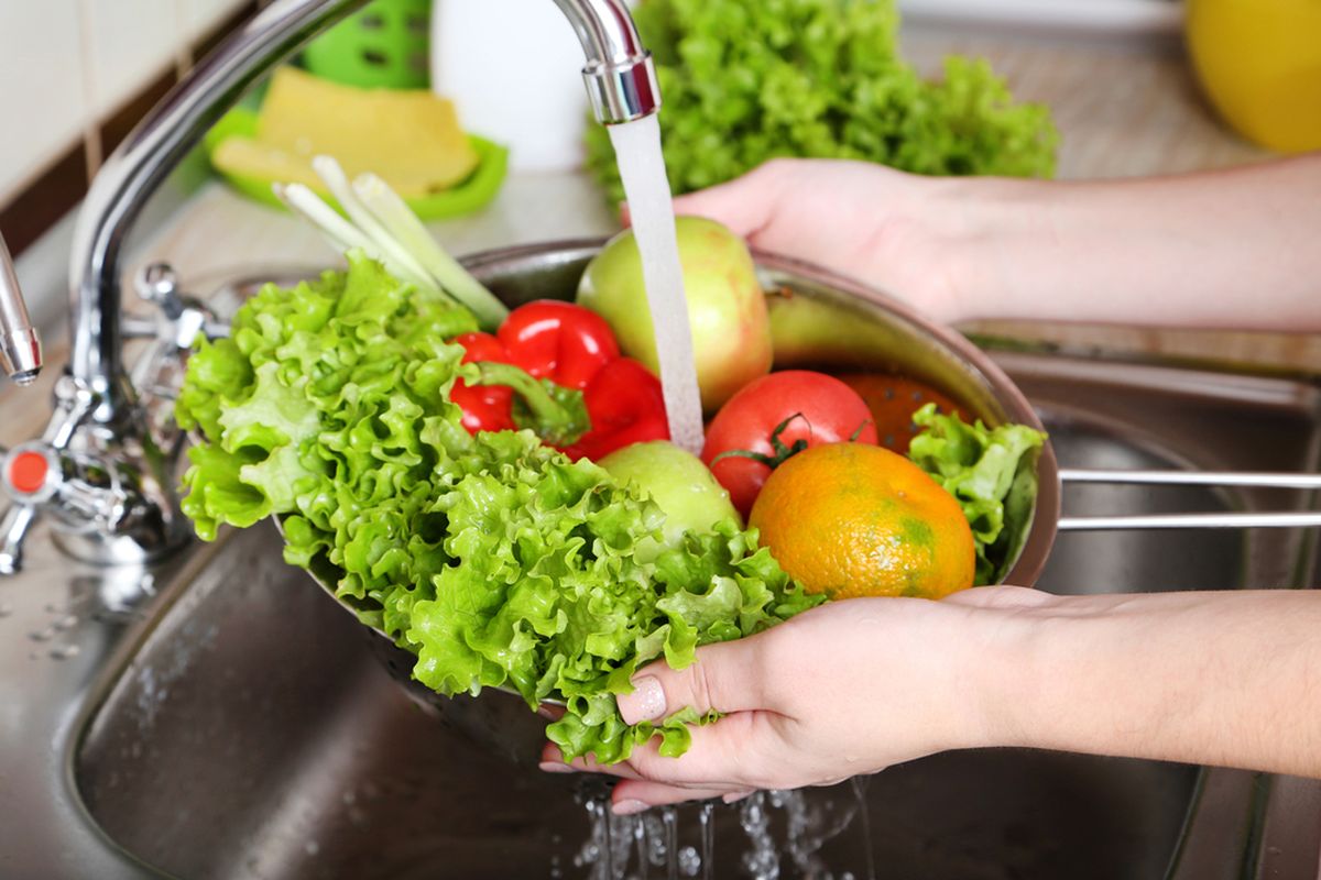 Sayur dan buah yang tidak dicuci termasuk makanan yang harus dihindari saat hamil muda karena dapat mengandung kotoran dan kuman seperti toksoplasmosis, yang dapat membahayakan ibu dan bayi.