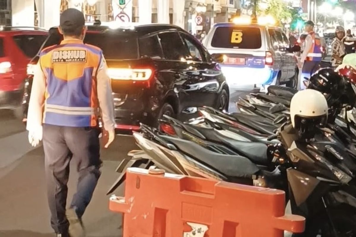 Dishub Surabaya saat mengecek parkir di Jalan Tunjungan, Selasa (15/7/2025).