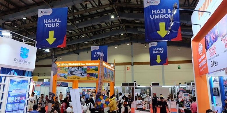 Para pengunjung Kompas Travel Fair 2019 memadati berbagai agen perjalanan untuk mendapatkan harga terbaik. Minggu (22/09/2019)