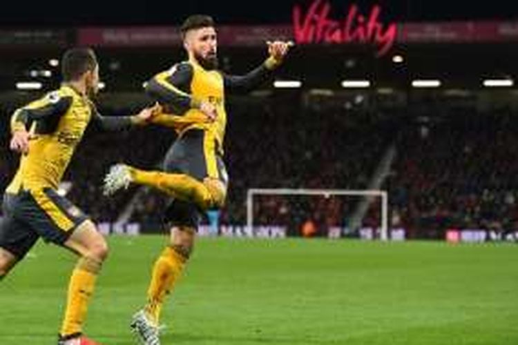 Striker Arsenal, Olivier Giroud, merayakan gol penyama kedudukan timnya pada laga kontra Bournemouth di Stadion Vitality, Selasa (3/1/2017). 