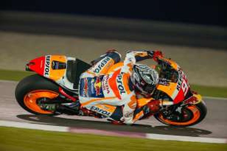 Pebalap Repsol Honda asal Spanyol, Marc Marquez, memacu RC213V pada hari pertama tes di Sirkuit Losail, Qatar, Rabu (2/3/2016).