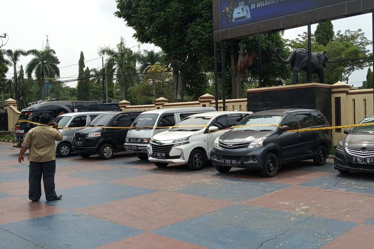 Satuan Lalu Lintas Polres Bogor, mengamankan delapan travel gelap yang membawa penumpang untuk mudik di wilayah perlintasan Kabupaten Bogor, Jawa Barat, Rabu (5/5/2021).