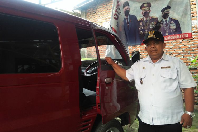 Lurah Karangturi Hasan, bersama mobil Suzuki Carry miliknya yang diperuntukkan untuk membantu warga.