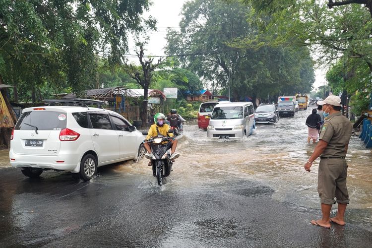 Suasana genangan air saat muncul di Jalan M Toha, Pabuaran, Karawaci, Rabu (11/5/2022) pagi