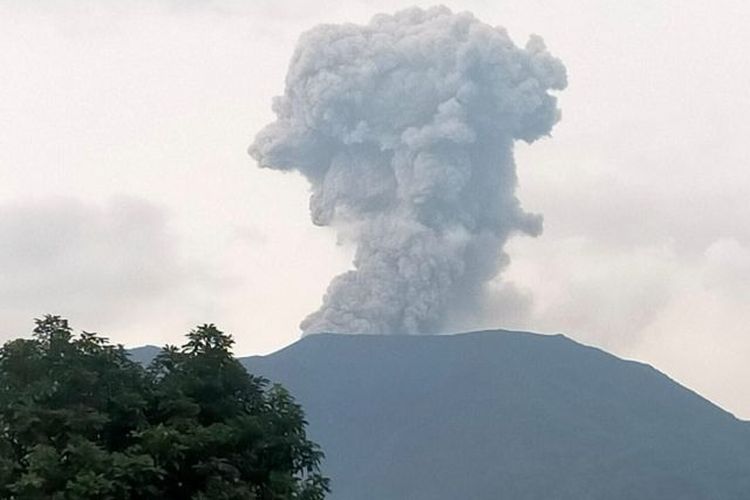 Erupsi Gunung Marapi pada Sabtu (10/2/2024) dengan ketinggian abu vulkanik 700 meter teramati dari Desa Cumantiang Bukit Batabuah, Kabupaten Agam, Sumatera Barat.  