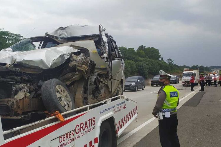 Kendaraan Avanza yang ringsek akibat kecelakaan di Jalan Tol Lampung, Selasa (26/7/2022). Dua orang tewas dalam kecelakaan tersebut.