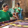 Perjuangan Irene, Siswi Sekolah Rakyat di Pulau Timor Bantu Mama Jual Tenun dan Gorengan