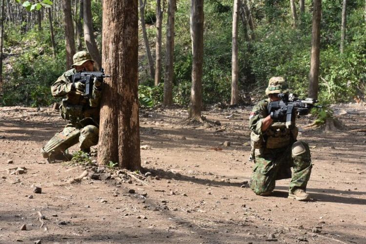 Prajurit Korps Marinir TNI Angkatan Laut mengadakan latihan bersama patroli tempur dengan personel militer Singapura dan Jepang, yakni Singapore Army dan Japan Ground Self-Defense Force (JGSDF), di hutan pada Minggu (3/9/2023).