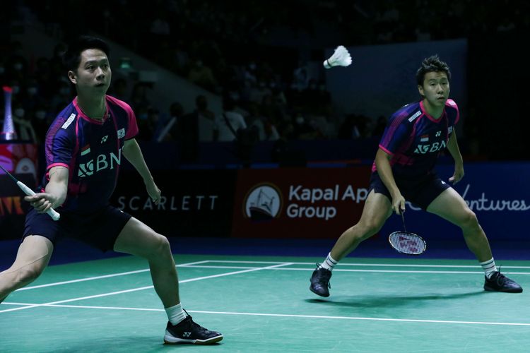 Ganda putra Indonesia, Marcus Fernaldi Gideon/Kevin Sanjaya Sukamuljo bertanding melawan ganda putra Korea Selatan, Kang Min-hyuk/Seo Seung-jae pada babak 16 besar Indonesia Open 2022 di Istora Senayan, Jakarta, Kamis (16/6/2022). Langkah Marcus/Kevin terhenti setelah kalah dua gim langsung dengan skor 21-14 dan 21-12. Terkini, Marcus/Kevin dijadwalkan mengikuti Kejuaraan Dunia 2022 yang bakal digelar di Jepang pada 22-28 Agustus mendatang.