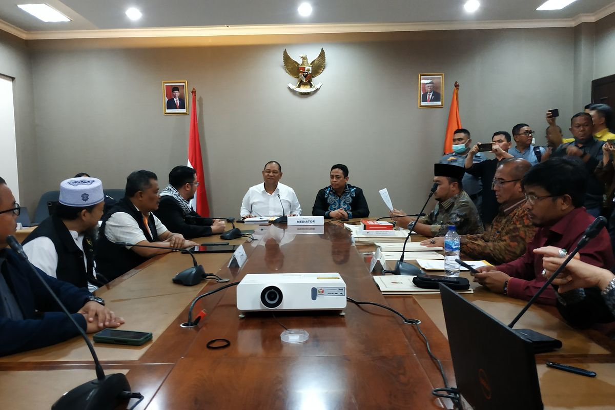 Mediasi lanjutan Komisi Pemilihan Umum (KPU) RI dengan Partai Ummat digelar di kantor Badan Pengawas Pemilu (Bawaslu) RI, Selasa (20/12/2022). Pantauan Kompas.com, mediasi digelar pada pukul 14.10 WIB dan tertutup untuk pers.  Dari pihak Partai Ummat, tampak Ketua Umum Ridho Rahmadi, Wakil Ketua Umum Nazaruddin, serta Ketua Tim Advokasi Hukum Denny Indrayana turut hadir dalam mediasi. Sementara itu, ada komisioner KPU RI yang datang hari ini, yaitu Mochamad Afifuddin, Idham Holik, Parsadaan Harahap, dan Ketua KPU RI Hasyim Asy'ari.