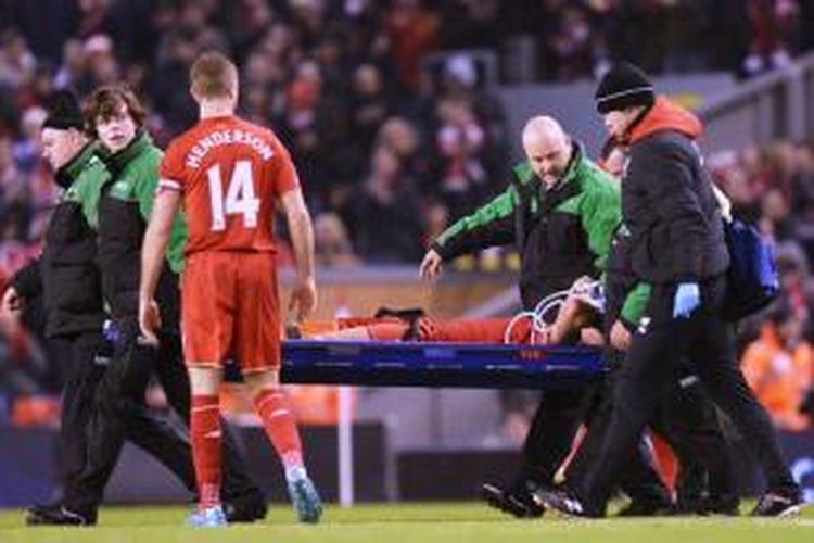 Bek Liverpool, Dejan Lovren, ditanduk keluar setelah mengalami cedera dalam pertandingan lanjutan Premier League melawan West Bromwich Albion, Minggu (13/12/2015). 