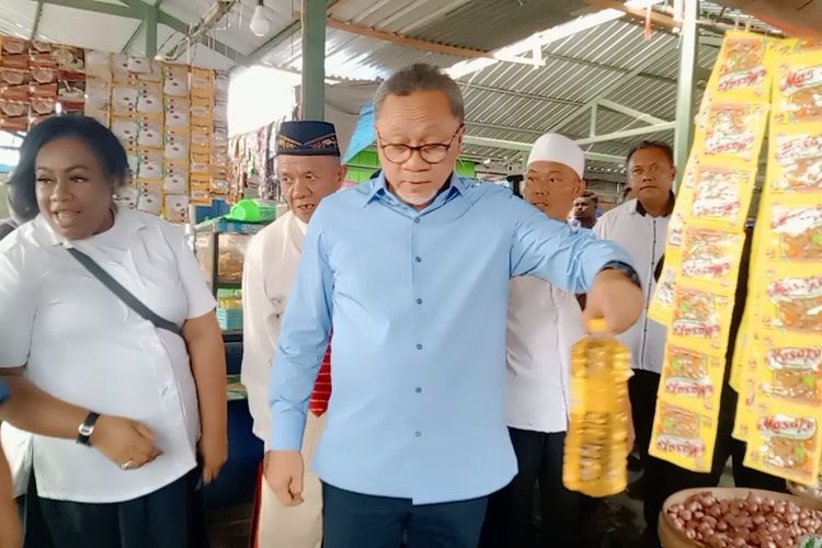 Zulkifli Hasan menteri perdagangan saat membeli minyak goreng di pasar Wosi Manokwari 