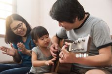 Hindari Konflik dalam Pembagian Peran Pengasuhan Anak 