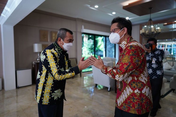 Gubernur Riau Syamsuar (kiri) bertemu dengan Menkes Budi Gunadi Sadikin di rumah dinasnya di Jakarta, Kamis (14/4/2022).