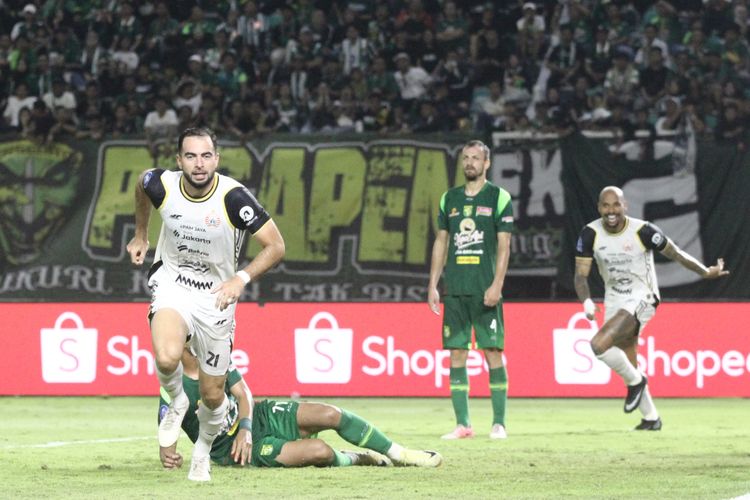 Momen selebrasi Jordi Amat dalam laga pekan kesembilan Super League 2025-2026 antara Persebaya vs Persija di Stadion Gelora Bung Tomo, Sabtu (18/10/2025).