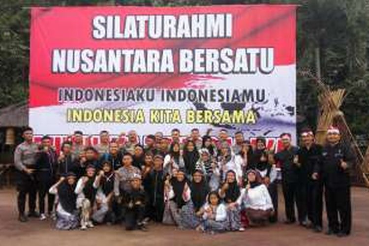 Apel siaga 'Nusantara Bersama, Satu hati untuk Indonesia' di Purwakarta, Kamis (1/12/2016), diikuti sekitar 30.000 orang. Peserta terdiri dari pelajar, mahasiswa, guru, Pemda, TNI, Polri, petani, hingga warga.