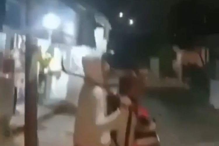 Sebuah video di media sosial memperlihatkan sejumlah pemuda berboncengan sepeda motor membawa senjata tajam berupa celurit di wilayah Cibubur, Ciracas, Jakarta Timur.