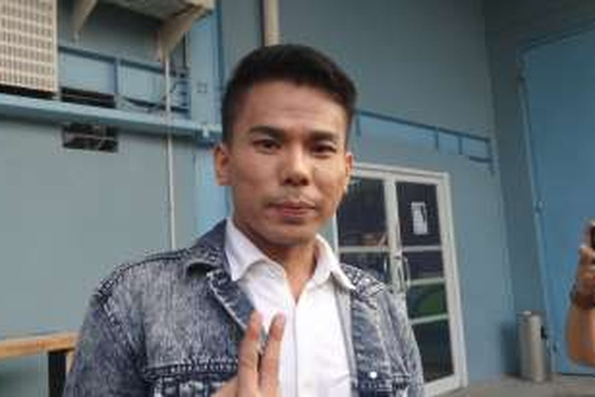 Robby Abbas alias RA (32), atau yang lebih dikenal sebagai mucikari artis diabadikan di halaman Gedung Trans, Jalan Tendean, Mampang Prapatan, Jakarta Selatan, Selasa (10/5/2016).