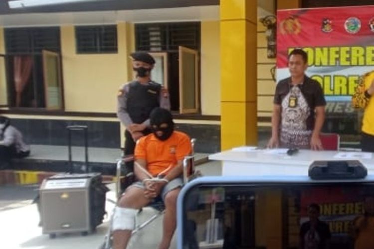 Pelarian buron bandit motor VYU (21) akhirnya menyerah usai ditembak anggota Polres Lebong, Polda Bengkulu karena menyerang petugas saat diringkus di Desa Pagar Agung, Kecamatan Lebong Tengah, Kabupaten Lebong, Provinsi Bengkulu, Rabu (14/9/2022).