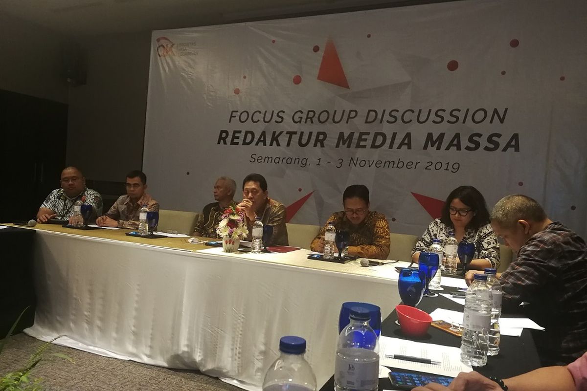 Kepala Eksekutif Pengawas Perbankan yang juga Anggota Komisioner OJK Heru Kristiyana (tengah) dan Kepala OJK Regional 3 Jateng DIY Aman Santosa (kedua kanan) saat berdiskusi dengan media di Semarang, Jumat (1/11/2019).