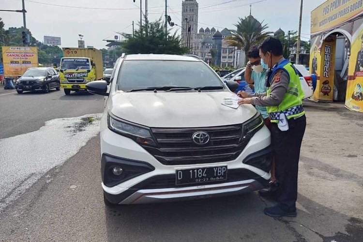Petugas kepolisian menilang kendaraan yang menggunakan pelat kendaraan palsu dilakukan di Simpang Gadog, Ciawi, Kabupaten Bogor, Jawa Barat, Sabtu (11/9/2021).