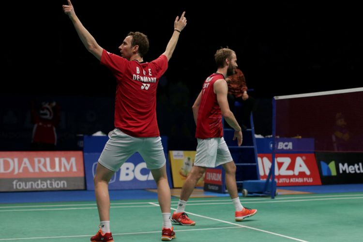 Pemain ganda putra Denmark, Mathias Boe - Carsten Mogensen meluapkan kegembiraan setelah berhasil mengalahkan pemain ganda putra Indonesia, Fajar Alfian - Muhammad Rian Ardianto pada pertandingan semifinal BCA Indonesia Open Super Series Premier 2017 di Plenary Hall, Jakarta Convention Center, Sabtu (17/6/2017). Boe - Mogensen melaju ke final setelah menang dengan skor 21-17 18-21 21-12. KOMPAS IMAGES/KRISTIANTO PURNOMO