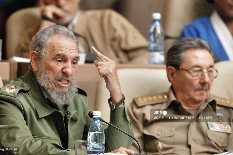 Foto yang diambil pada 26 Juni 2002 menunjukkan Presiden Kuba Fidel Castro (kiri) memberikan pidato di Istana Konvensi, Havana, di sebelah adiknya, Menteri Angkatan Udara Raul Castro.